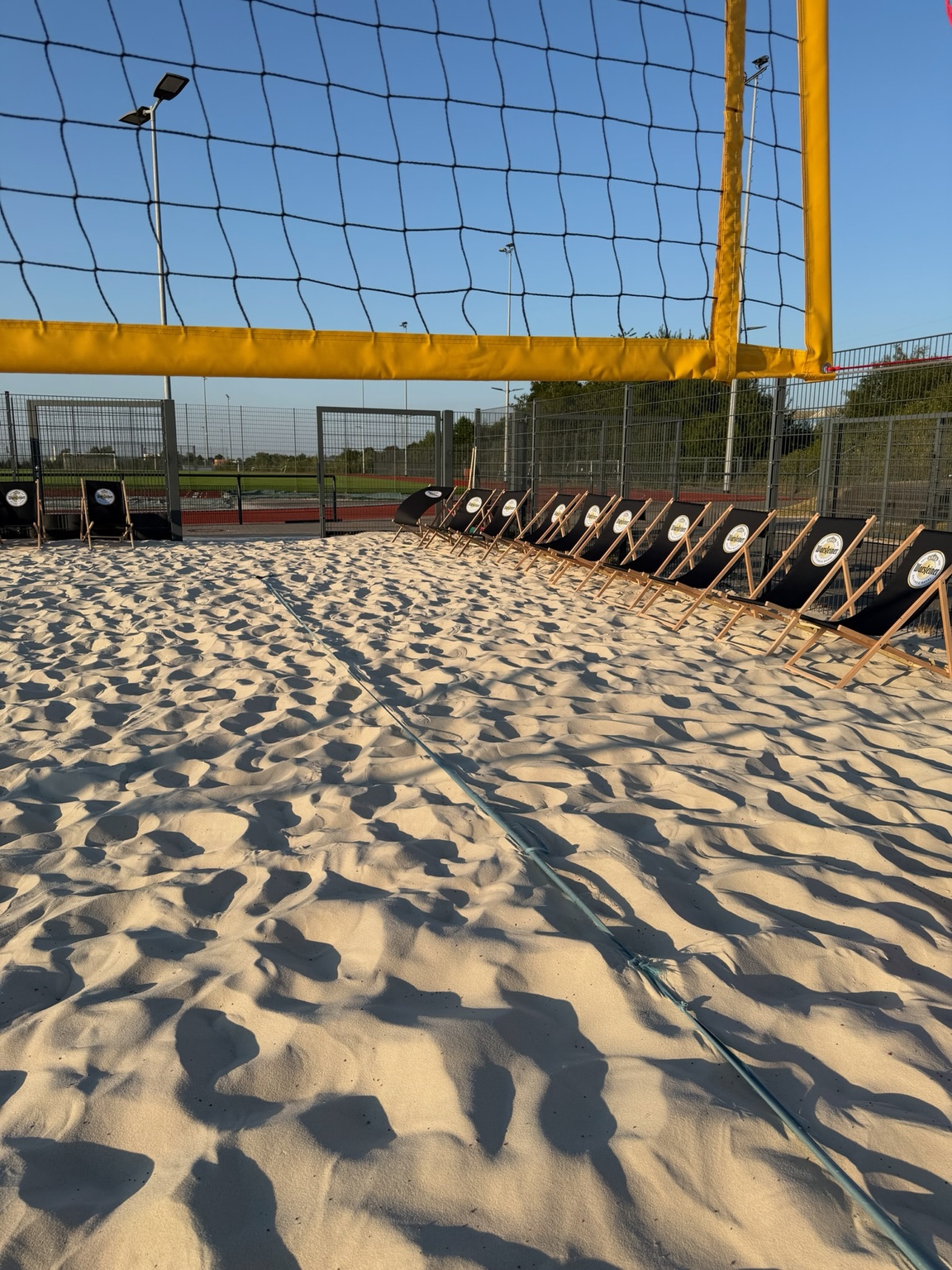 Beachvolleyball auf Sand