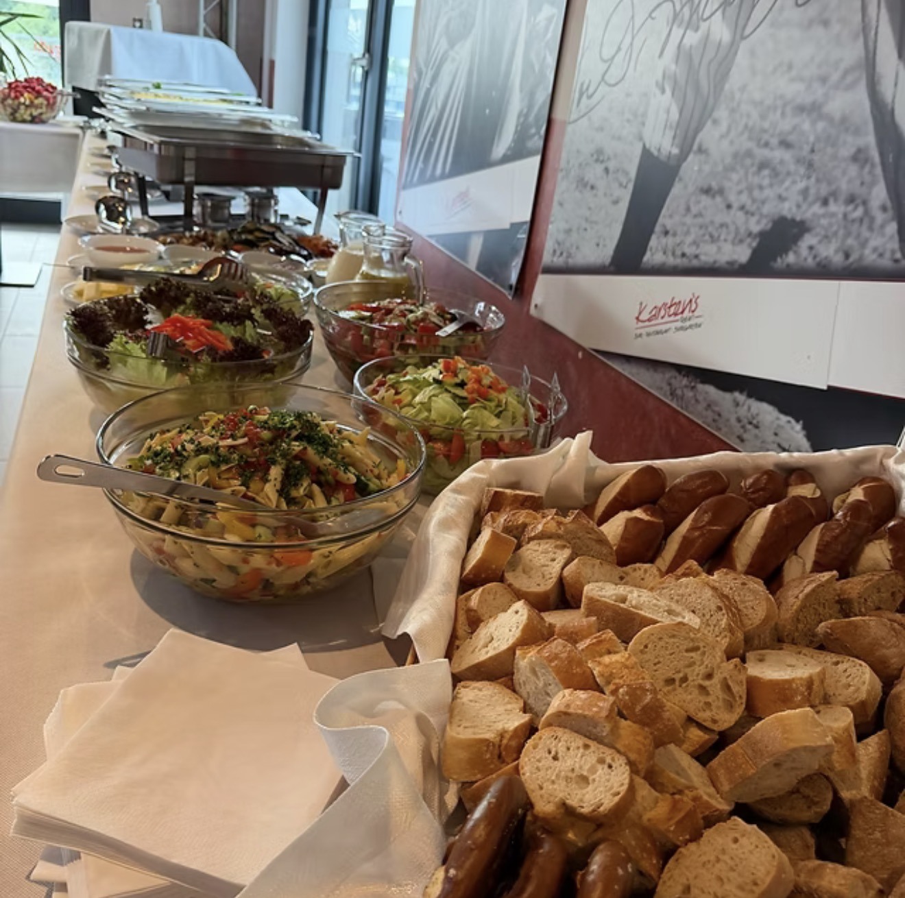 Buffet bei Karsten’s mit verschiedenen Salaten, frischem Brot und warmen Speisen
