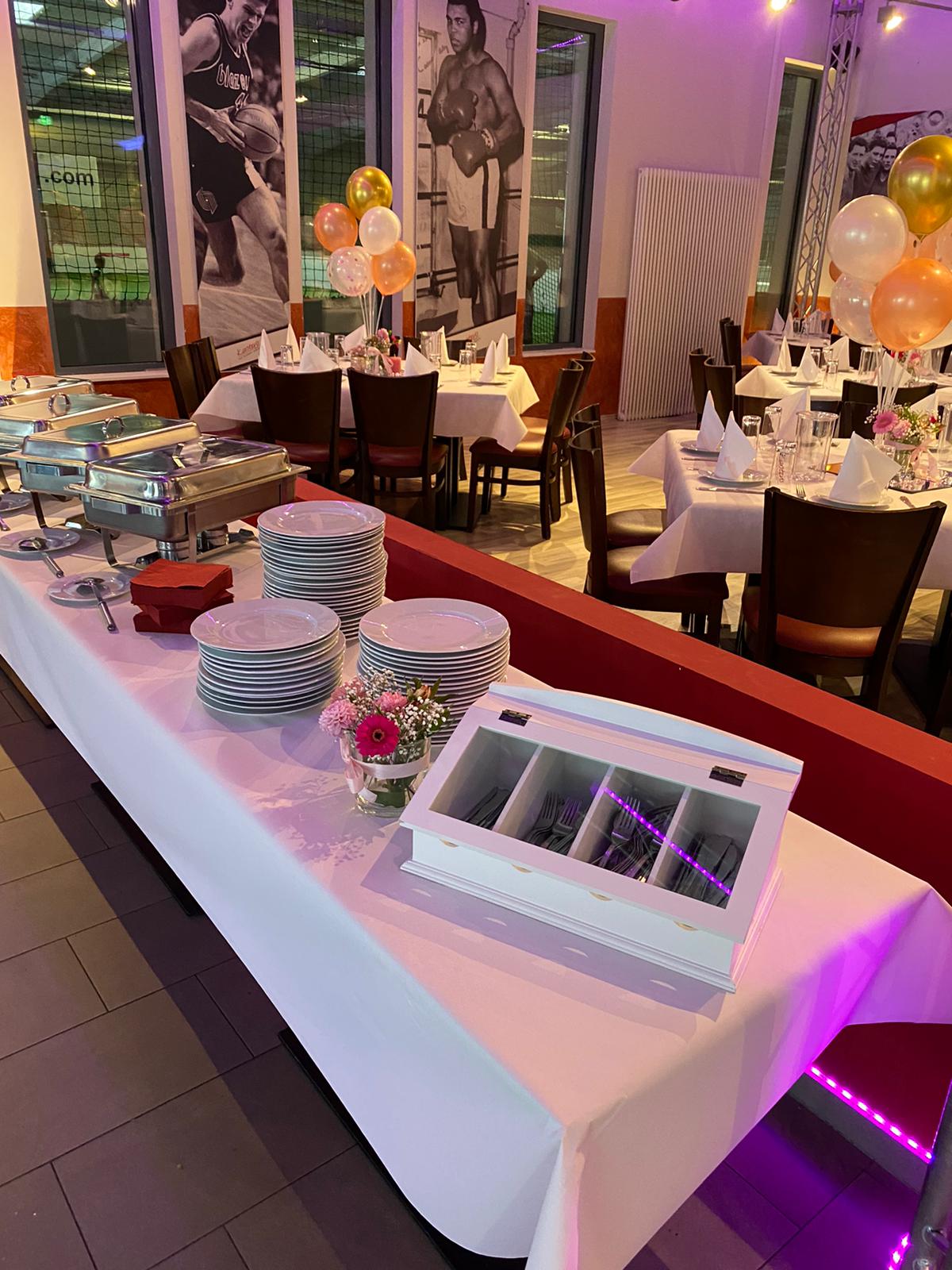 Für eine Feier vorbereiteter Raum mit Buffet und Ballons