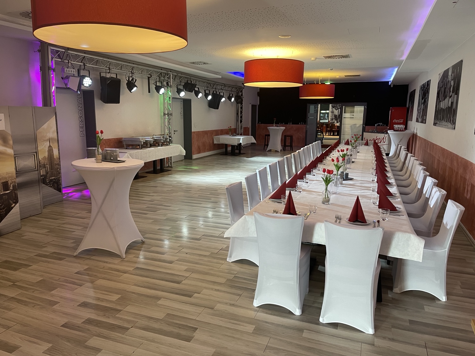 Vorbereiteter Eventraum bei Karsten’s mit Stehtischen und professioneller Ton- und Lichttechnik