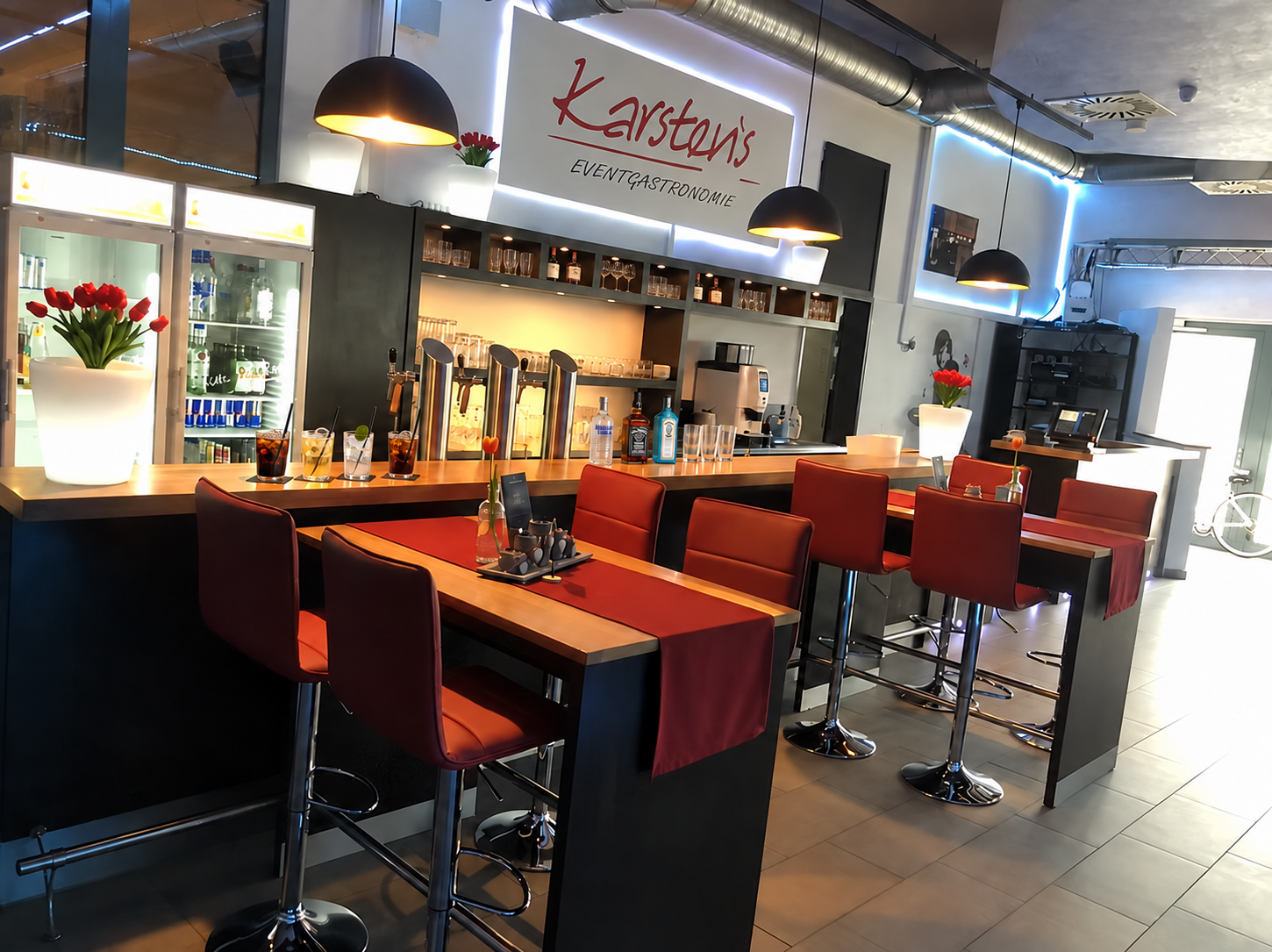 Die Bar bei Karsten’s mit Longdrinks, Gläsern und Spirituosen