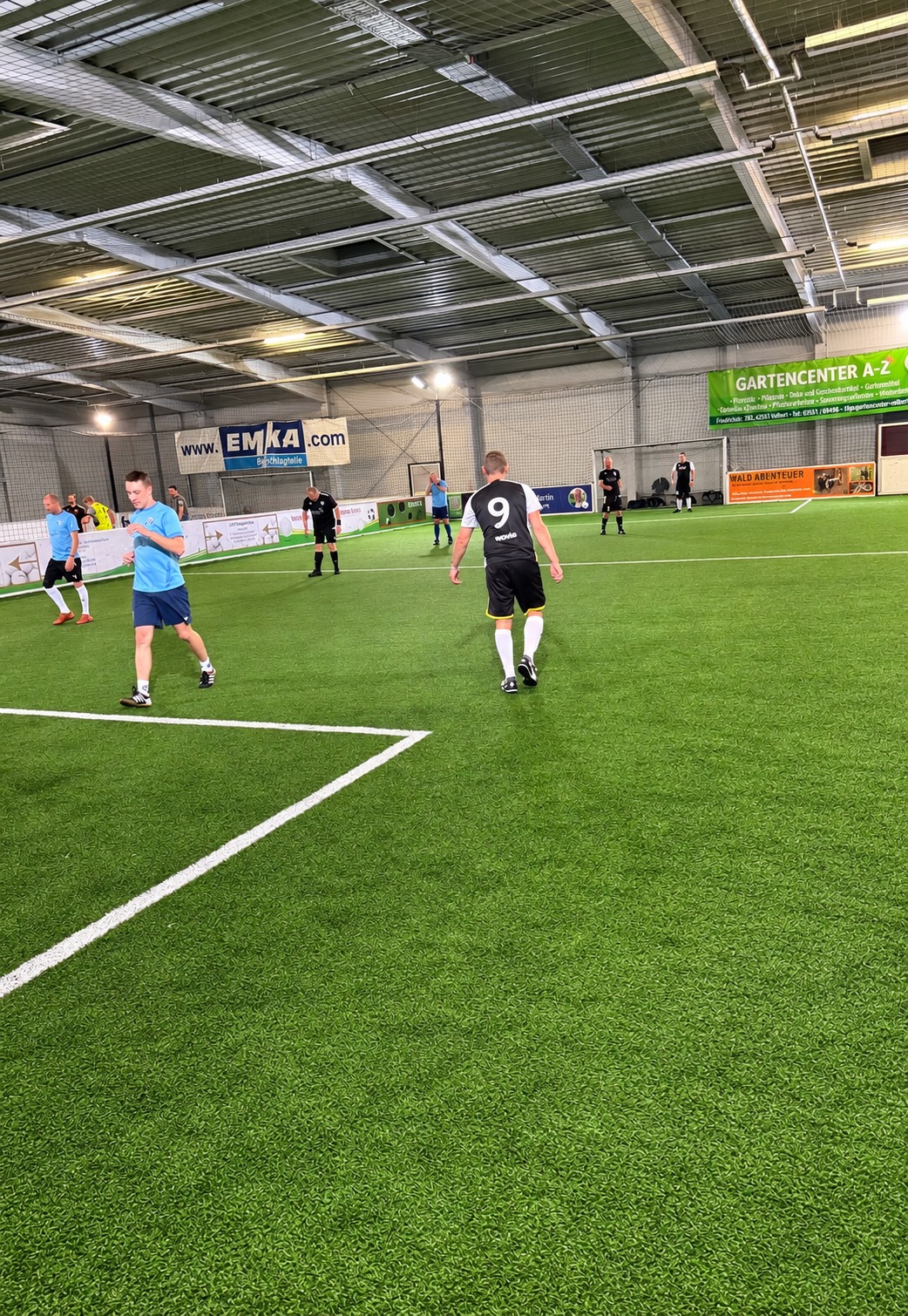 Ein Fußballspiel in unserer Soccerhalle auf gepflegtem Kunstrasen