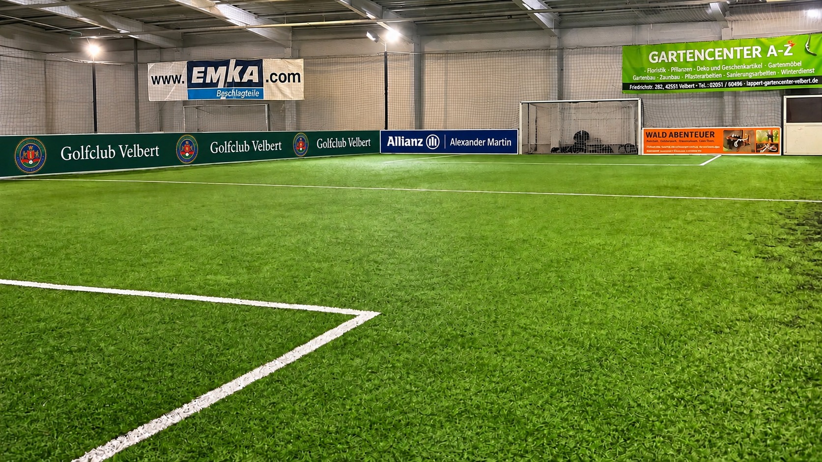 Blick auf die Spielfläche und das Tor in unserer Soccerhalle
